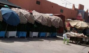 أكواخ عشوائية تفسد هيكلة مشروع سوق بأكادير.