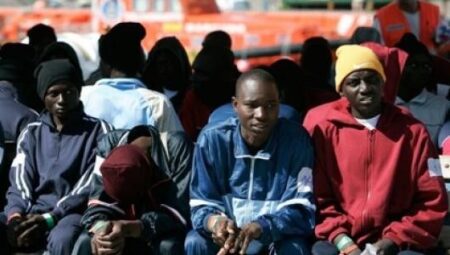 مطالب بفتح تحقيق في إغراق أكادير ومحيطها بأعداد من المهاجرين قدر عددهم بما يناهز 1800 مهاجر.