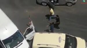 سائق طاكسي يشرمل مالك سيارة بعد قطع الطريق