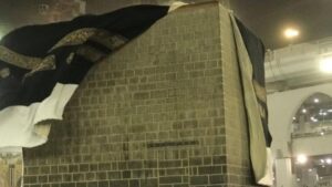 سابقة: قوة الرياح تكشف عن الكعبة المشرفة.(+صورة)