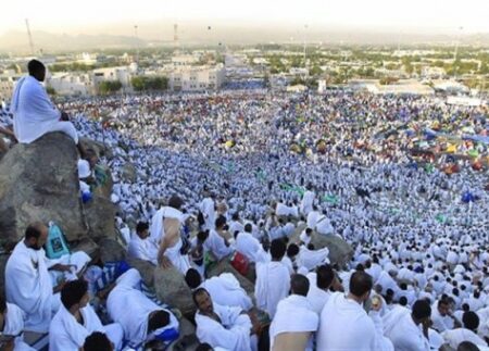 حجاج بيت الله الحرام يتوافدون إلى صعيد عرفات لأداء ركن الحج الأعظم، و الموت يخطف 4 حجاج مغاربة.