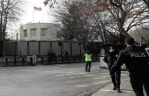 عاجل: إطلاق النار من سيارة باتجاه مبنى السفارة الأمريكية في عاصمة تركيا…