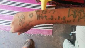 احتجاز فتاة لأزيد من شهر في ظروف مهينة، والأخيرة تتعرض لاعتداء لا يخطر على بال من إحراقها بالسجائر ووضع وشوم على جسدها.(+صور)