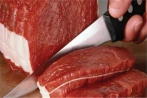 تحذير من عادات و طرق غير صحية يتبعها البعض في حفظ لحوم الأضاحي.