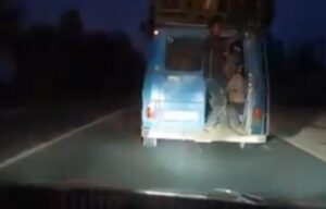 “خطاف” ينقل بسيارته عددا من الركاب بطريقة غريبة قبيل عيد الأضحى (فيديو)