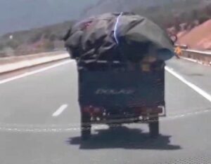 +فيديو: “تريبورتور غريب” وسط الطريق السيار أكادير – مراكش.