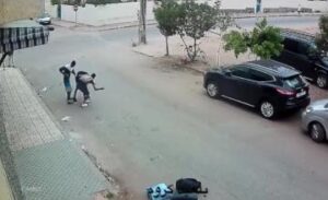 السيبة بالعلالي: مشرملان مسلحان يسلبانه ممتلكات المواطنين وسط الشارع العام بالقنيطرة (خطير)