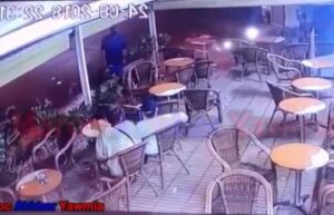 أخوان شقيقان يسرقان شخصا وسط مقهى
