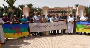 اعتداءات الرعاة الرحل تخرج مواطنين للإحتجاج أمام عمالة اشتوكة أيت باها، وبيان استنكاري يقطر الشمع على المسؤولين.