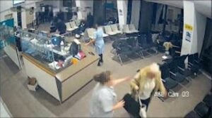 ممرضة تتصدى لمهاجم مسلح بعدما اعتدى على غرفة إنتظار وسط مستشفى