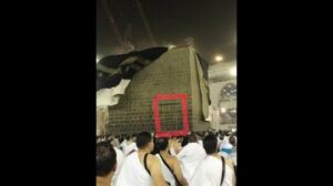 هكذا أزالت الرياح ستار الكعبة وكشفت عن سر لا يعلمه أغلب المسلمين.