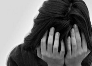 تلميذة بأكادير تشهر سكينا في وجه زميلها وتتوعده ب”الذبح” داخل القسم  لإصراره على الارتباط بأخرى