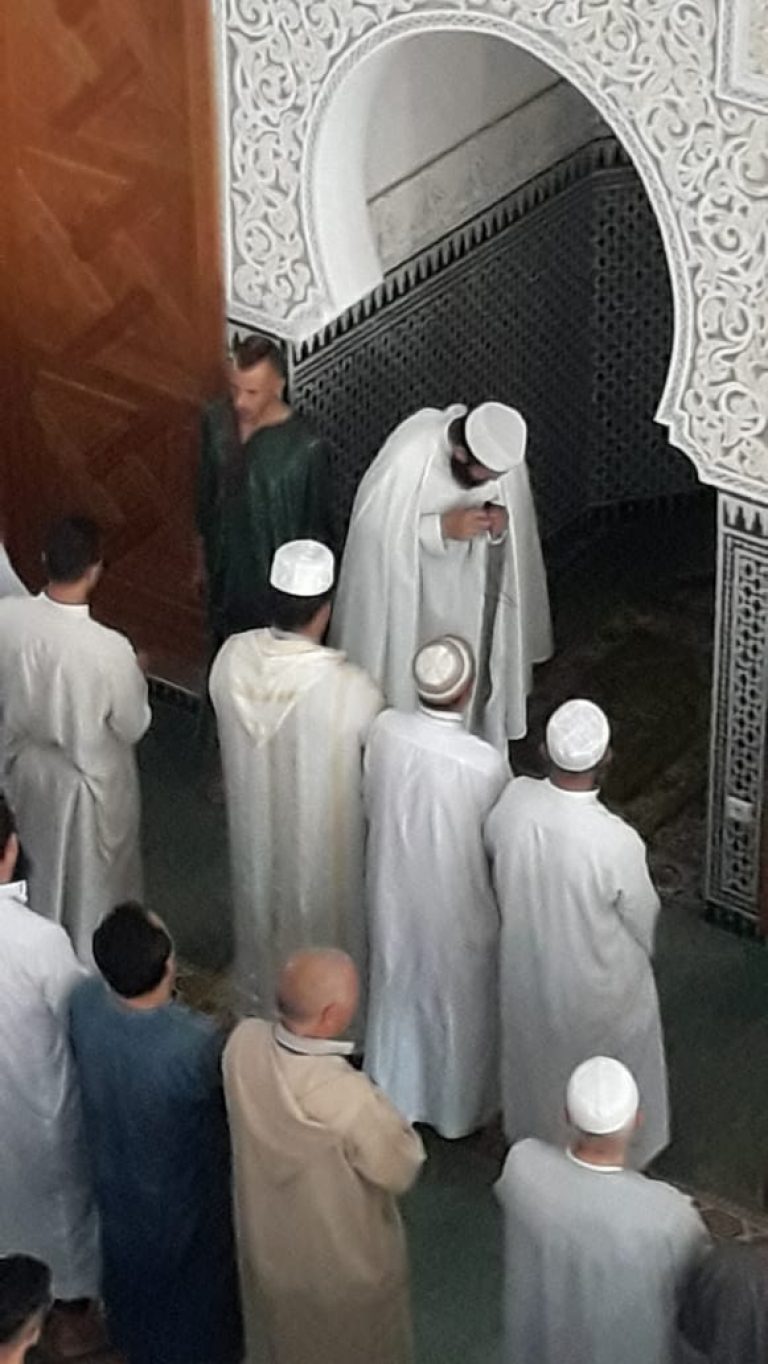 بالصور والفيديو:فرنسي يعلن إسلامه بمسجد بأكادير وسط تكبيرات المصلين