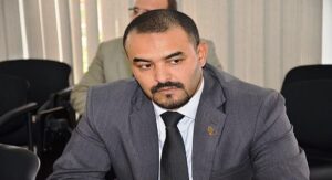 أكادير:آباء وأمهات مستاؤون من عدم التحاق أبنائهم بأقسامهم بمدرسة ابتدائية بأكَادير،بعدما تذرعت المديرة بوجود اكتظاظ .