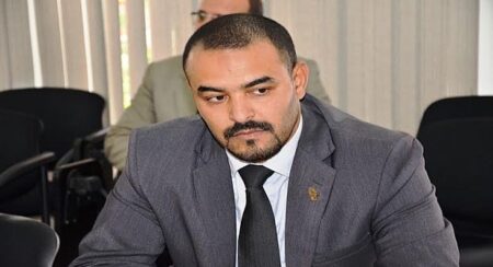 أكادير:آباء وأمهات مستاؤون من عدم التحاق أبنائهم بأقسامهم بمدرسة ابتدائية بأكَادير،بعدما تذرعت المديرة بوجود اكتظاظ .