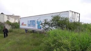 العثور على شاحنة تحمل أكثر من 100 جثة وتنبعث منها رائحة كريهة