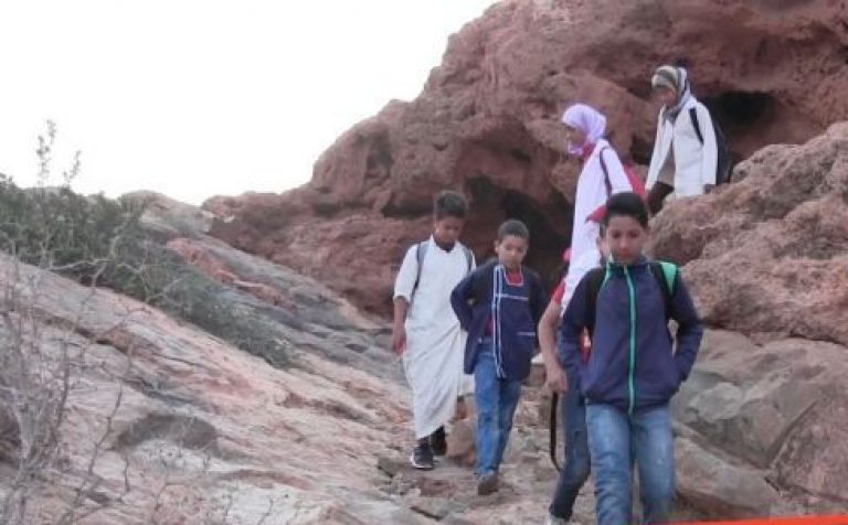 بالفيديو:أطفال افران الأطلس الصغير “يتسلقون” الجبال لبلوغ حلم التمدرس