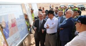 بالصورة.. وزير التجهيز يقف على مشروع تهيئة الطريق الوطنية رقم 1 الرابطة بين تزنيت والداخلة