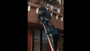 مثير بالفيديو:لاعب كرة قدم يوجه لكمة قوية لعنصر الوقاية المدنية أنقذه من الإنتحار