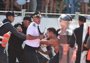 بالصور:مواجهات عنيفة بين فصائل الرجاء انتهت باعتقال عدد من المشجعين