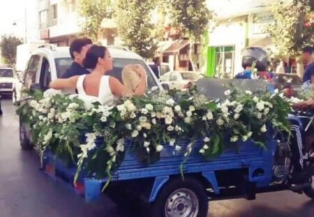 سابقة بالمغرب: عرس استثنائي تقام بعض مراسيم حفله فوق "تريبورتور".(+صور)
