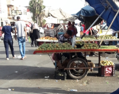 أكادير: عربات تحتل أرصفة ساحات الباطوار، وسط استياء المارة و السائقين، وأمام أعين المسؤولين.