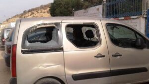 +صور: سيارة رئيس جماعة بأكادير تتعرض للرشق بالحجارة، وتهشيم زجاجها في ظروف غامضة.