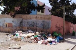 إنزكان: أكوام من النفايات والأزبال تؤثث جنبات مؤسسات تعليمية وسط استياء المواطنين و الأطر التربوية.