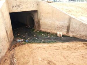 وحدة فندقية تصب مياه عادمة في شاطئ اكادير