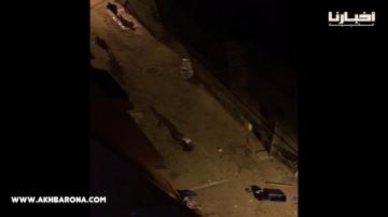 عصابة خطيرة تهاجم أسرة بالسيوف (فيديو)