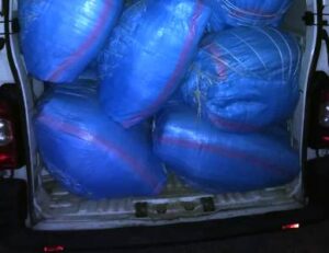 جمارك أكادير توقع على صيد ثمين وسط سيارة، بعد مقاومة شرسة للسائق و استعمال المشيكات (+صورة).