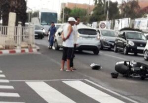 عاجل بأكادير(+صور): اصطدام قوي بين سيارة و دراجة نارية ينتهي بشاب في قسم المستعجلات في وضعية حرجة.