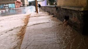 +صور: الأمطار القوية تتسبب في خسائر فادحة بالأقاليم الجنوبية، وتقطع طريقا رئيسية في وجه حركة السير.