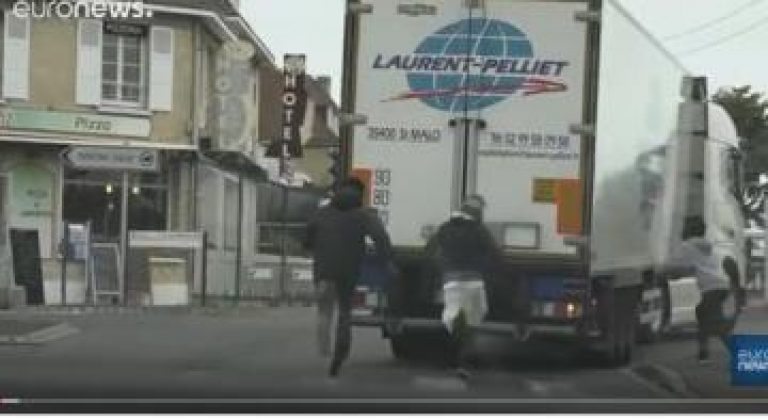 خطير:مهاجرون يركضون خلف الشاحنات للتسلل إلى بريطانيا