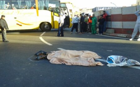 فاجعة بأيت ملول: شخص يلفظ آخر أنفاسه تحت عجلات حافلة للنقل الحضري.. فاجعة بأيت ملول: شخص يلفظ آخر أنفاسه تحت عجلات حافلة للنقل الحضري..