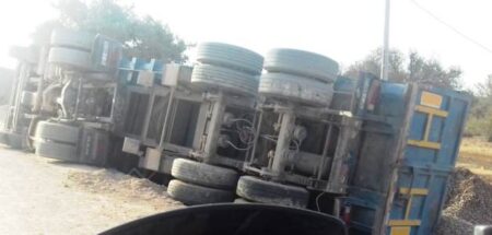عاجل: انقلاب شاحنة ضخمة بأكادير في مشهد مروع (+صور).