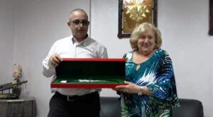 +صور: رئيس المجلس البلدي لتيزنيت يستقبل يهودية في الثمانينات من العمر، و يهديها هدية خاصة.