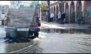 +فيديو: الماء الشروب يغمر شارعا رئيسيا بالدشيرة الجهادية…