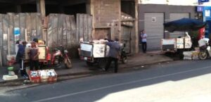 تجار عشوائيون للسمك بأكادير يحولون حياة مواطنين إلى حجيم، و شكايات للجهات الوصية تنتظر التفاعل.
