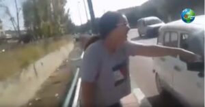 شبان أبطال يلقون القبض على سارق فتاة، و يرجعون لها هاتفها و مجوهراتها و نقودها