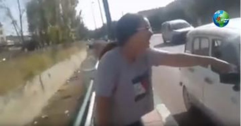 شبان أبطال يلقون القبض على سارق فتاة، و يرجعون لها هاتفها و مجوهراتها و نقودها