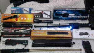 خطير:شاب يبيع عِصِي الصعق الكهربائي على الأنترنت يستنفر المصالح الأمنية