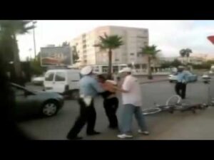 شاب يعض شرطيا خلال عملية توقيفه