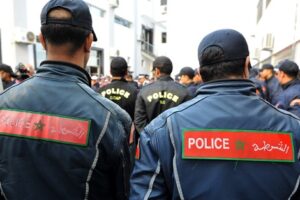 200 شخص يهاجمون الشرطة لتخليص “شفار” من قبضتهم، واصابة 7 شرطيين بجروح بليغة ووفاة شخص برصاصة الأمن