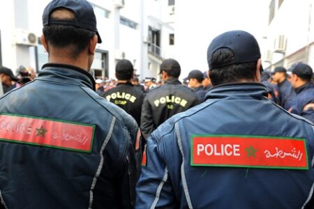 200 شخص يهاجمون الشرطة لتخليص “شفار” من قبضتهم، واصابة 7 شرطيين بجروح بليغة ووفاة شخص برصاصة الأمن 200 شخص يهاجمون الشرطة لتخليص “شفار” من قبضتهم، واصابة 7 شرطيين بجروح بليغة ووفاة شخص برصاصة الأمن