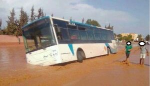بالفيديو:شبان ينقذون سائق حافلة ألزا من موت محقق بعد أن داهمته سيول أولاد دحو