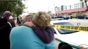 مقتل 20 شخصا في حادث تصادم سيارتين، ودهسهما عددا من الاشخاص أمام مركز تجاري