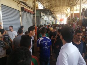 عااجل بالصور:”قربالة” بسوق الأحد بأكادير، وزبناء السوق يغادرون هربا من مواجهة محتملة بين التجار