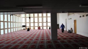 خطير:مواطن يجهز على مغربي بسكين ويختبئ في مسجد هربا من الشرطة