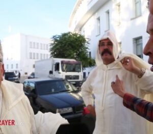 برلماني يعتدي على الصحافيين أمام البرلمان